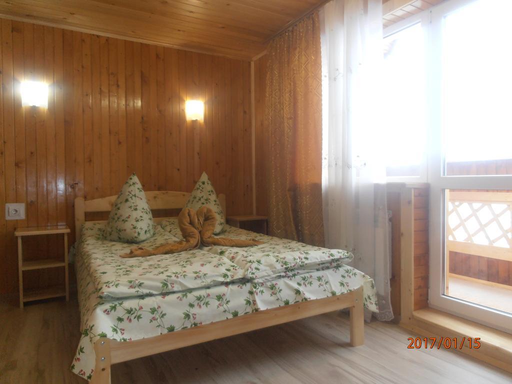 Hotel Smerekova Khata On Pidgirna Yasinia Esterno foto